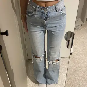 Snygga zara jeans med hål på knäna, slitningar vid fickor och längst slutet på benet🩵 Säljer på grund av att de är för små på mig, i bra skick💕