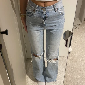 Zara jeans med slitning  - Snygga zara jeans med hål på knäna, slitningar vid fickor och längst slutet på benet🩵 Säljer på grund av att de är för små på mig, i bra skick💕
