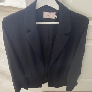 Kavaj Nelly - Svart kavaj från Nelly. Använd 1 gång och i fint skick!!🖤