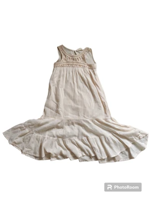 Klänning med brodyr  - Jättefin ljusrosa klänning med brodyr på bröstet. 