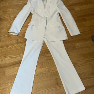 Kostymsett - Ett vit kostymsett som är helt nytt från Zara o tyvärr beställde jag den i fel storlek därför säljer jag den så den kommer till användning av nån annan! Köpte båda för 800 men säljer gör 500