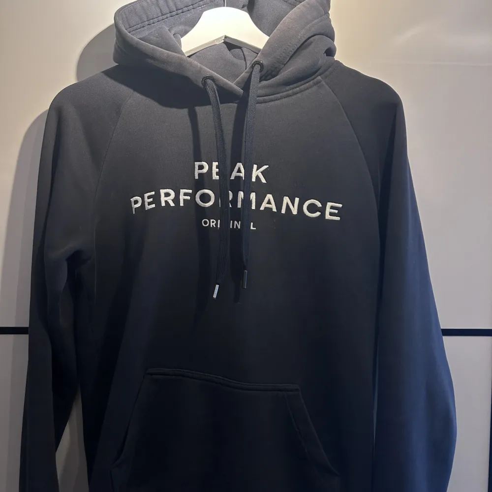 Mörkblå hoodie från Peak Performance, storlek M, 200kr + frakt 💗. Hoodies.