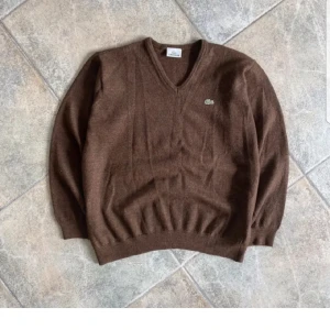 Lacoste stickad tröja - Säljer denna Lacoste stickade tröjan då den inte passade som jag ville. Inga skador och aldrig använd av mig ensast testad. Super sick 10/10 💗 Skriv gärna privat om frågor