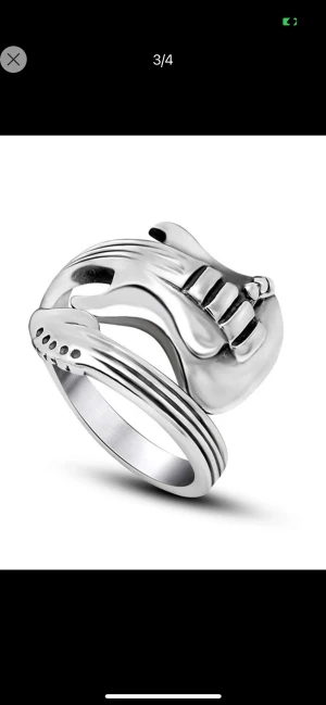 Ring - Jättefin justerbar ring med gitarr motiv. Ringen är i helt nytt skick  :) 