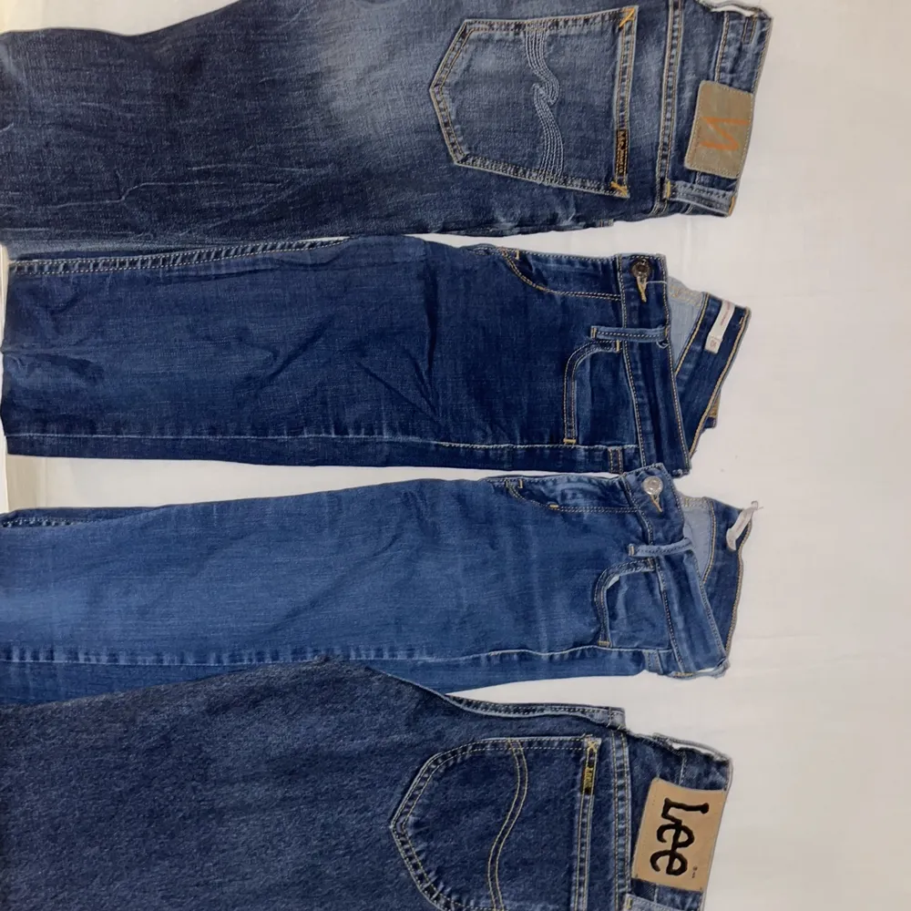 Jätte fina jeans, vissa aldrig använda och andra med minimala ”skador”. Priset varierar och är öppen för alla möjliga förslag😊 . Jeans & Byxor.