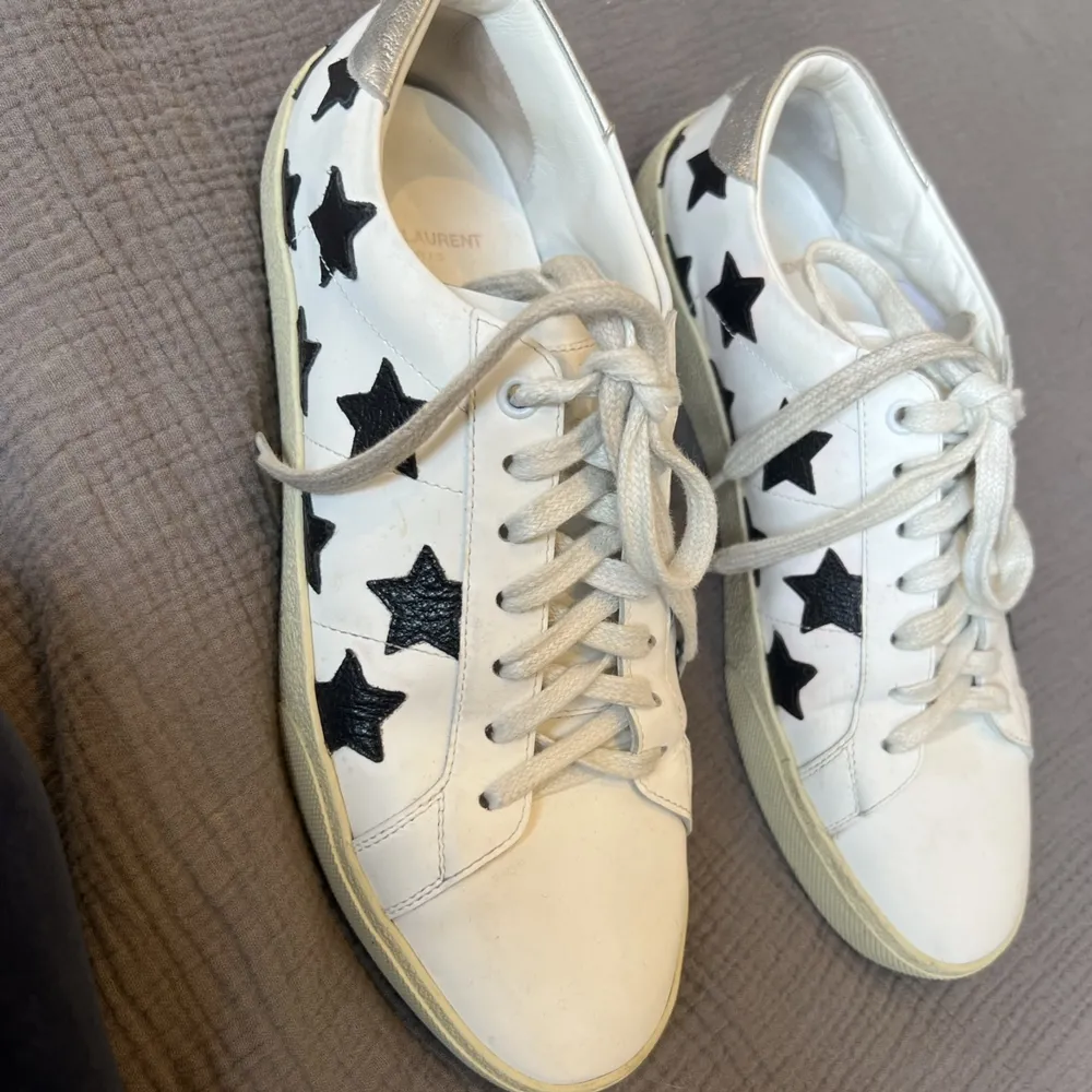 Supersnygga saint Laurent sneakers i storlek 40 men passar även 39. Säljer då de ej kommer till användning men har använt de fåtal gånger så de är därför i nyskick. Pris kan diskuteras vid snabb affär!!❤️❤️. Skor.