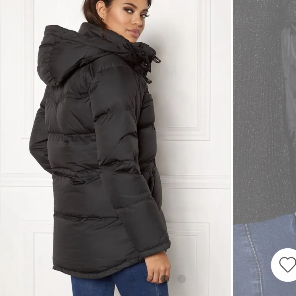 Säljer min boomerang jacka som köptes förra året i november och användes ett par få gånger. Jackan är i ett superbra skick och otroligt varm och fin! Köptes för 5999kr, st S & M går att använda den! frågor om egna bilder så är det bara att höra av sig! . Takit.
