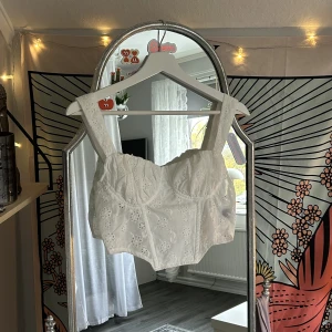 Korsettopp - Superfin topp jag köpt på plick men aldrig använt, skulle gissa att det är en strl 34! Köparen betalar för frakten och katt finns i hem 💗