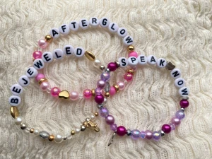 3 Taylor Swift friendship bracelets - Taylor swift frienship bracelet att behålla för dig själv eller ge bort till andra swifties under the Eras tour. Dessa armband är hemgjorda, elastiska och gjorda för att passa en genomsnittlig handled. För att bevara dem, undvik all kontakt med vatten.