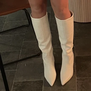 Vita stövlar  - Svinsnygga stövlar som bara kommit till användning fåtal gånger. Som nya dock lite uppskrapat vid klacken men inget märkbart! (Se sista bilden)  Nypris 749, mitt pris 400kr men kan diskuteras  Kontakta vid funderingar eller mer bilder! 