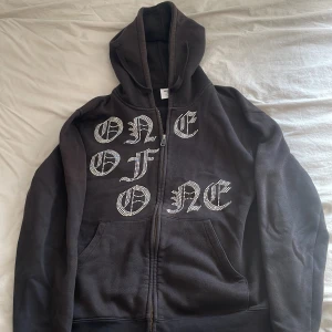 One of one zip - Bra skick, saknar inga stenar  