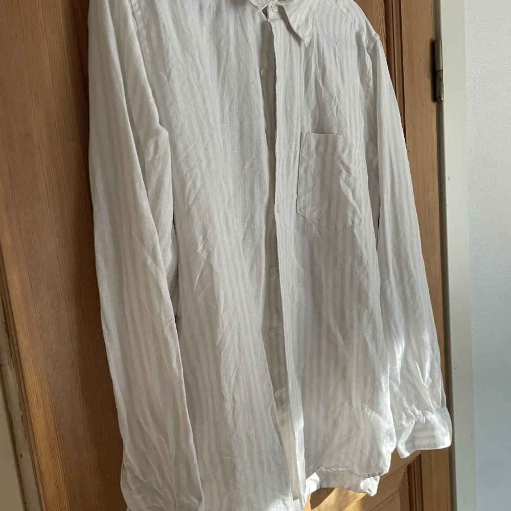 Säljer en vit/beige randig skjorta från märket A Day’s March i storlek Medium.  Köpt ny för cirka 1200kr. Skjortor.
