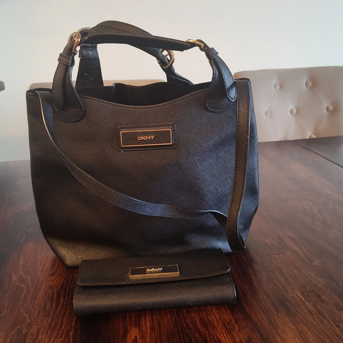 Dkny handväska med tillhörande plånbok 