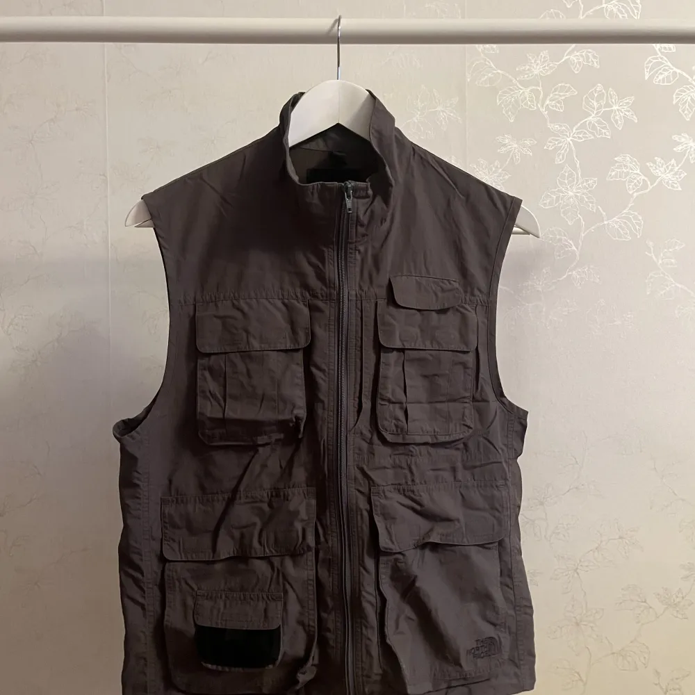 The north face vest i mycket fint skick, size S. T-shirts.