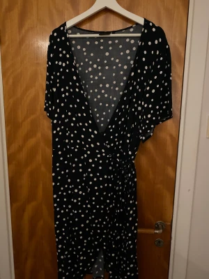 Zizzi klänning  - Kort knytbar klänning. Bra i stolek och bra i skick. 