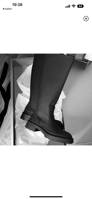 Zara stövlar - Säljer dessa stövlarna från zara i gummi❤️ såå fina! Använda en gång, köpta för ca 700kr, slutsålda