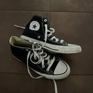 Svarta converse - Svarta converse i nyskick, enbart använda ett par gånger. Säljer då de inte kommer till användning😊pris kan såklart diskuteras vid köp