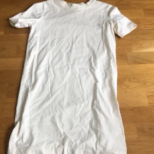 Beige T-shirt klänning - Beige T-shirt klänning som är i fint skick, är en super bra basic som passar perfekt 💕⭐️
