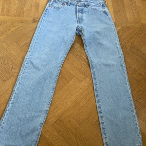 Ljusblå Levis 501 jeans 30/30 - Säljer mina Levis 501 Nypris: 1199kr Säljer dom för 599kr Nyskick Köpets betalar eventuell frakt.