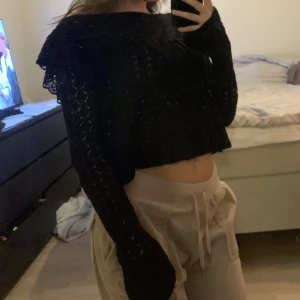 Stickad tröja - Super gullig tröja från zara med fina volanger i axlarna, säljer då den aldrig används, storlek s💞