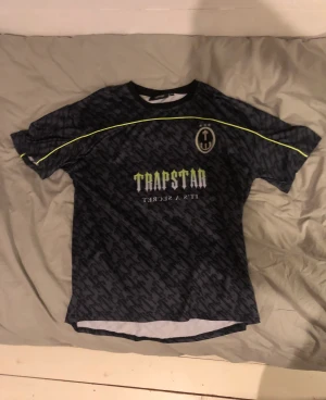 Trapstar jersey  - Trapstar fotbollströja (äkta). Säljer för att den e för stor. Pris kan diskuteras. 