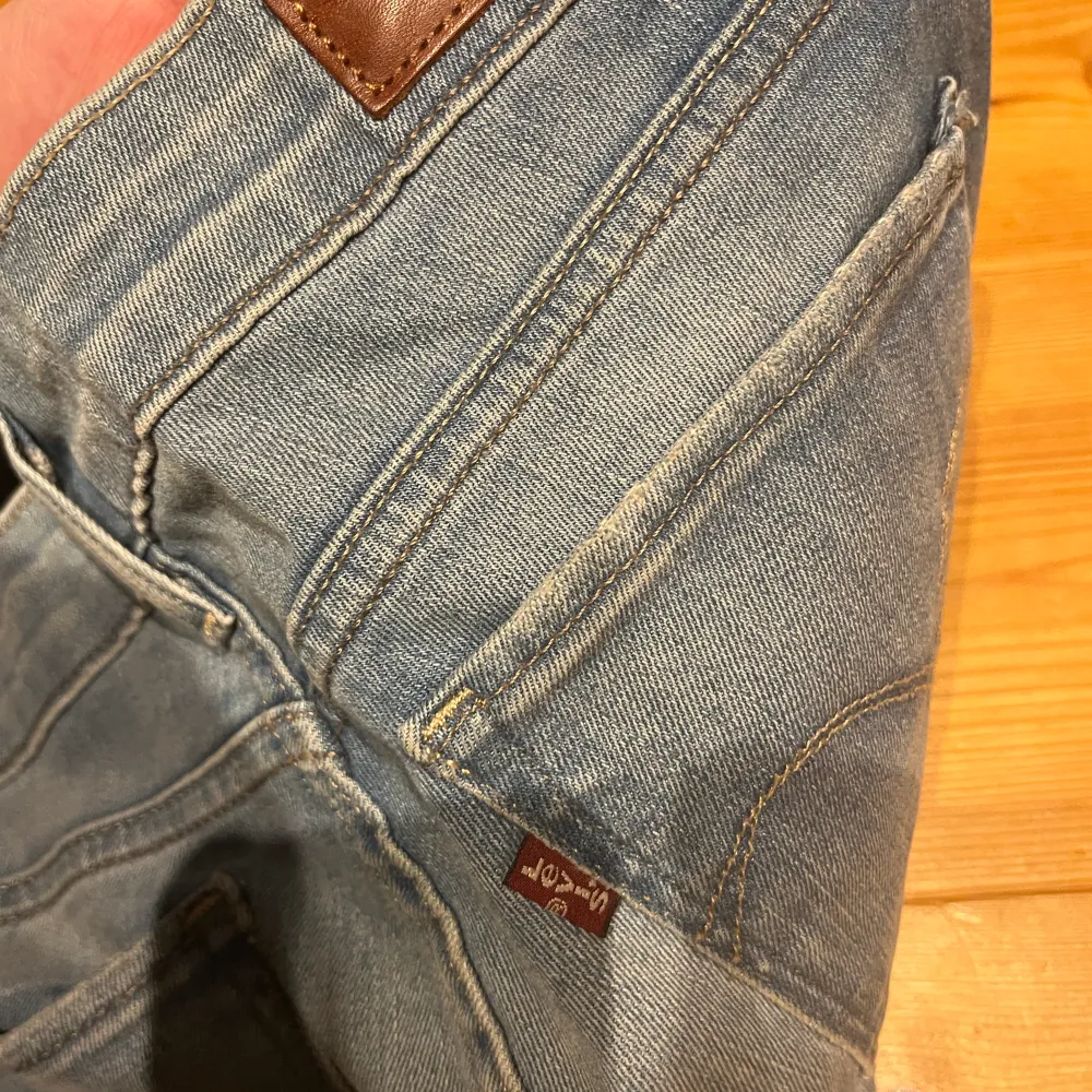 Blåa jeans från Levis. Dom var skinny Low waisted inann men sydde dom till bootcut. Nästan alldrig använda. Midja 27.  Kan gå ned i pris vid snabba köp ❤️❤️. Jeans & Byxor.