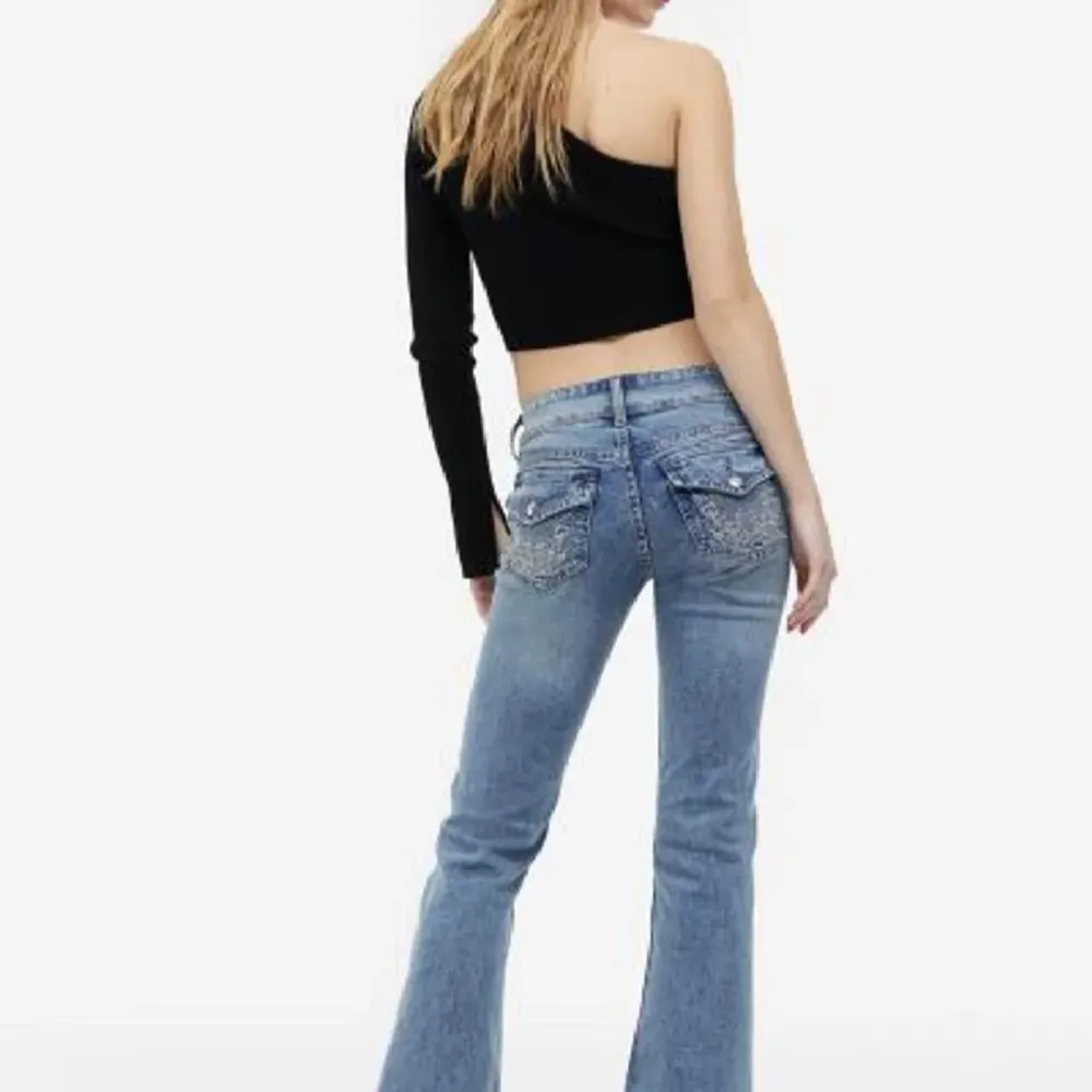Ett par jeans från h&m som är fel strl för mig. Detalj på baksidan. Hör av er vid bilder, mått eller frågor💗 ordinarie pris:350kr tror jag💕slutsålda på h&m. Pris kan diskuteras.. Jeans & Byxor.