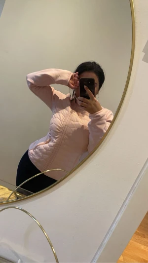 Vår/höst jacka från pelle p sweden - Super snygga vår/höst jackan. Fin färg med en elegant dragkedja som ligger lite på sidan. Är super snygg att styla med och även unik! Denna köptes för 1800 kronor och jag säljer den för 900 kronor. Den är använd två gånger, men pris går att diskuteras. 