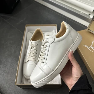 christian louboutin viera flat calf - christian louboutin viera flat calf. Ord pris 4995 kr Mitt pris 3000kr Bra skick Kvitto,kartong,dustbag och extra skosnören medföljer. Strl 36.