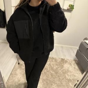 Fluff jacka - Fluff jacka i teddy material. Svart och knappt använd. Sjukt mysig