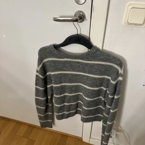 Randig stickad  - Randig stickad tröja ifrån H&m som ej går att köpa längre