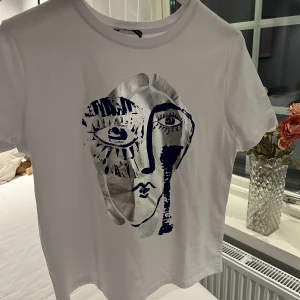 Tröja från zaraaaa - Jättecool tröja från zara, använd endast 1 gång så är som ny💞 