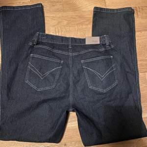 Snygga vintage bootcut jeans med detalj på fickorna som inte kommer till användning. Har inga defekter. Hittar ingen storlek men skulle gissa på runt 36. Innerbenslängd: ca 77/78 cm & midjemått: ca 78 cm 💕 Jag är 165 