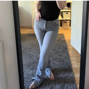 Grå jeans  - Grå jeans från Zara  Använt fåtal gånger, tyvärr för små