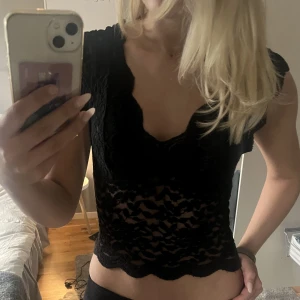 Svart spetstopp  - 💓 Funderar på att sälja min svarta spetstopp från Zara i storlek S 💓 Skriv prisförslag 💓PRISFÖRSLAG PÅ 290kr 💓 