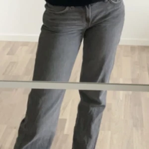 Weekday Arrow low jeans - Säljer dessa jeansen ifrån weekday som jag köpte här på Plick, dom va lite korta på mig så därför jag säljer vidare. Skriv privat för fler bilder. Pris går att diskutera 