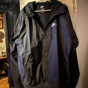 Nike vind/regn jacka - Säljer på grund av att den är för stor för mig. aldrig använd, helt i nyskick Köpt för 650kr