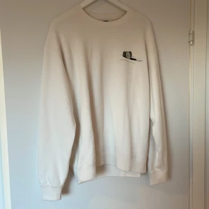 Kaws x uniqlo tröja - Oanvänd vit Kaws tröja