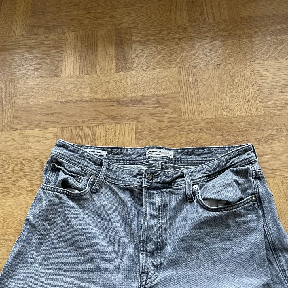 Jack n Jones jeans gråa som är för stora,  Helt okej skick inga defekter.. Jeans & Byxor.