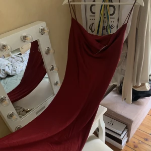 Klänning - Röd satinklänning helt ny och använd! ”Onesize” men skulle säga att det är en s/m. 599kr i affär, säljer för 399kr. Prislapp finns kvar