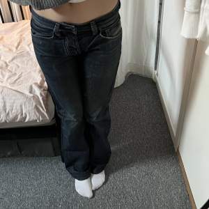 Diesel jeans i bra skick. Skulle säga att det är straight fit, men lite som bootcut. 🩷🩷