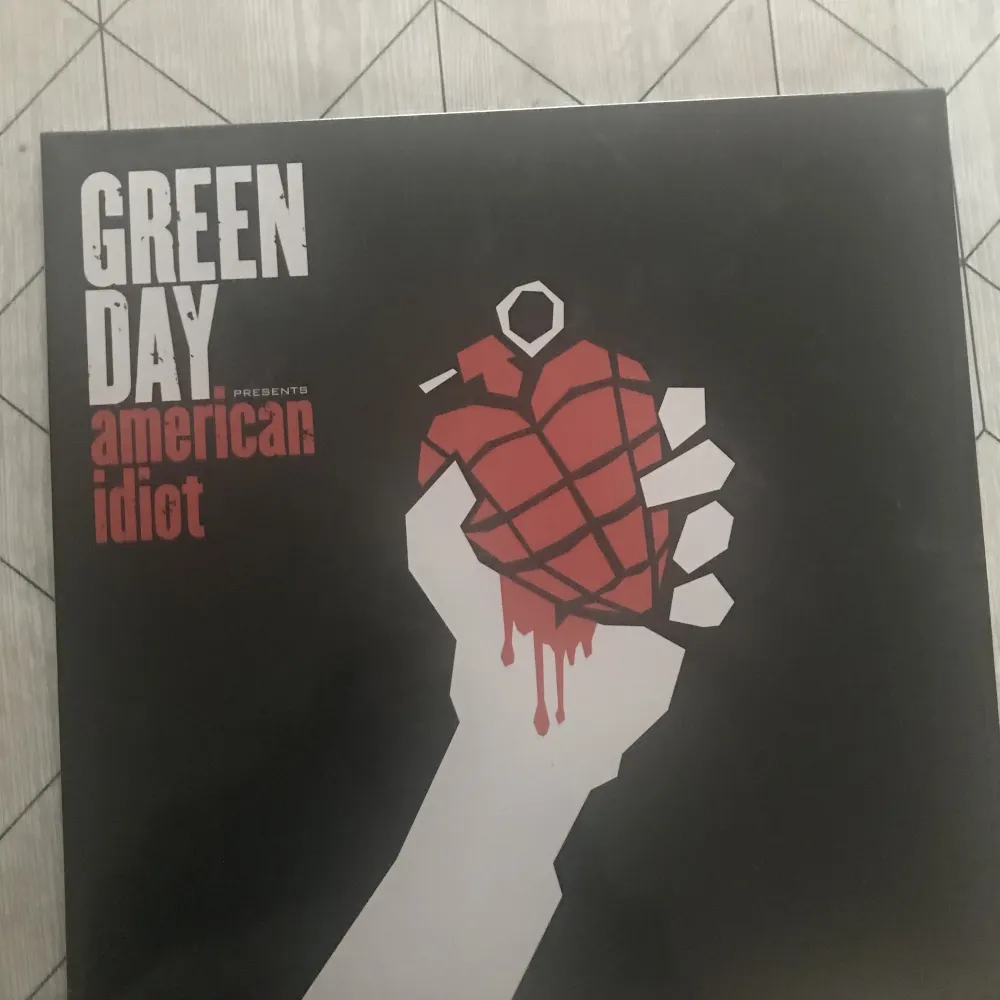 Green Day - American Idiot  inplastad köpptes för 299kr. Accessoarer.