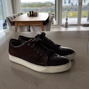 Lanvin - Välanvända, sulan är lite sliten men  allt som allt är skon fortfarande i bra skick