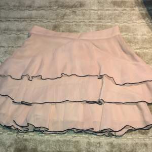 Cool rosa/beige kjol från zara, kort och har svart kant på volanger💕 i Bra skick. Fin till sommaren eller hösten med strumpbyxor, lite liten i storlek så funkar på XS och S