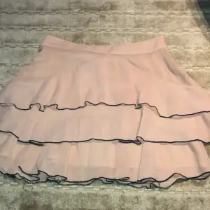 Cool rosa/beige kjol från zara, kort och har svart kant på volanger💕 i Bra skick. Fin till sommaren eller hösten med strumpbyxor, lite liten i storlek så funkar på XS och S