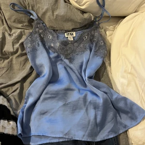 Vintage linne med spets  - Mörkblå vintage linne, strl S