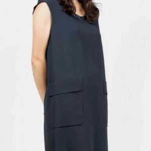 Acne klänning - Acne studios palmer crepe klänning. Den är i en jättefin mörkblå färg. Den sitter inte så bra på mig vilket är varför jag säljer den