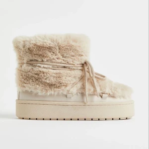H&m beige vinterskor - Säljer mina populära vinterskor från i vintras, använd bara fåtal gånger. Påminner om inuikiis med faux läder och päls och snörning runtom. 💓 stl 37