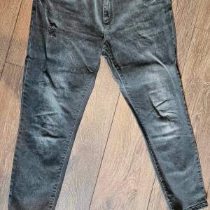 Croppade grå jeans med medvetna slitningar.  Storlek W36.  99 % bomull, 1 % elastan  #jeans #boyfriendjeans #cropped #cubus 