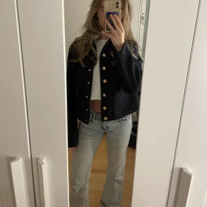 Superfin jacka - Jättesnygg marinblå jacka i storlek S från zara. Använd några gånger så den är lite nopprig, men inget man tänker på. Köptes för 400kr!🩷